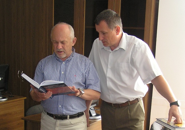 Завідувач кафедри Боднар Я.Б і Огнистий А.В. цікавляться змістом літератури